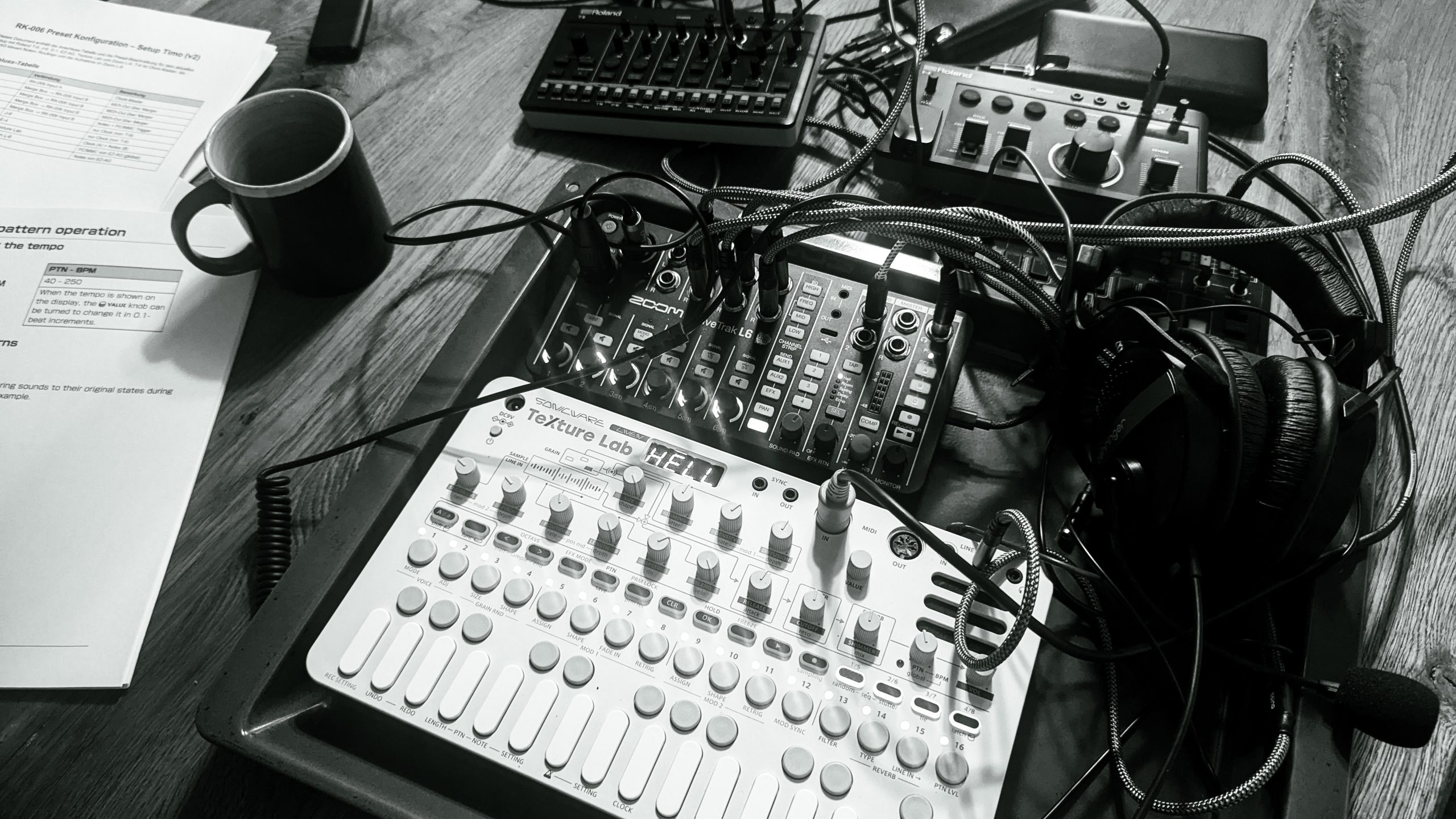 Tiage Music Setup – Foto des Rigs mit Synthesizern, Drum Machines und MIDI-Hub